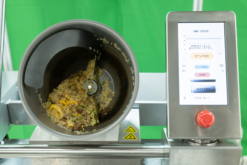 炒飯を調理するI-Robo